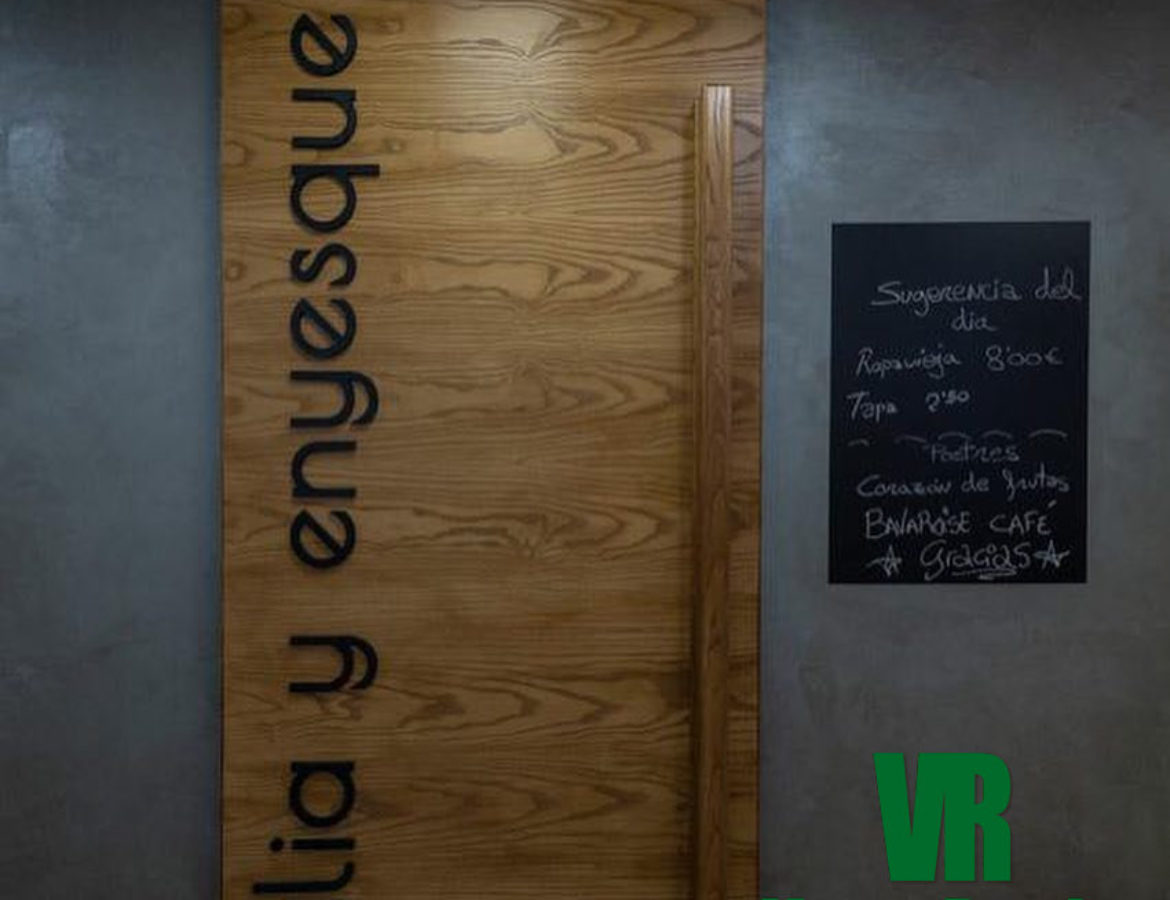 Mobiliario y equipamiento de Bar Restaurante Tertulia y Enyesque
