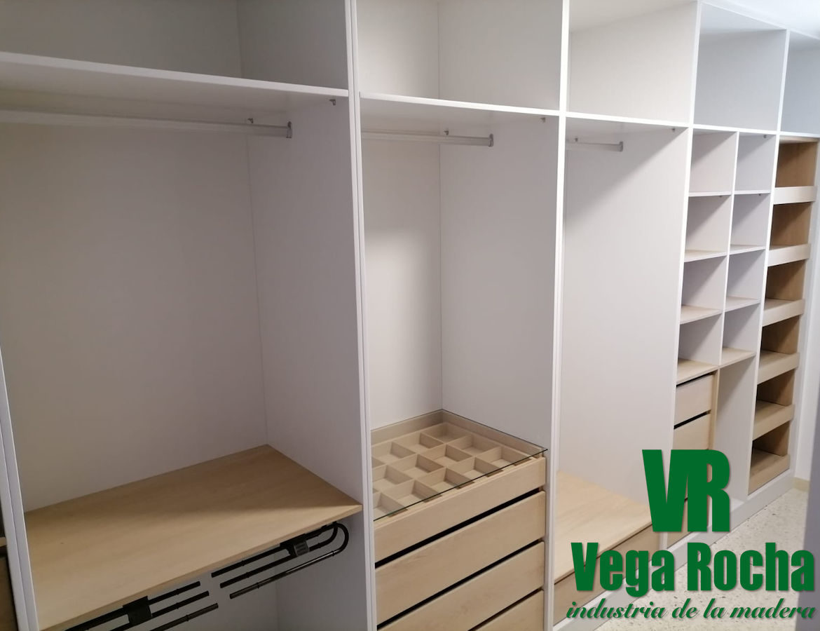 Vestidor a medida blanco y roble natural