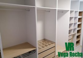 Vestidor a medida blanco y roble natural