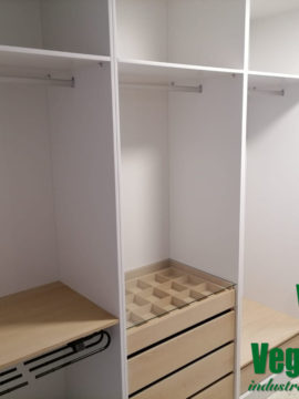 Vestidor a medida blanco y roble natural