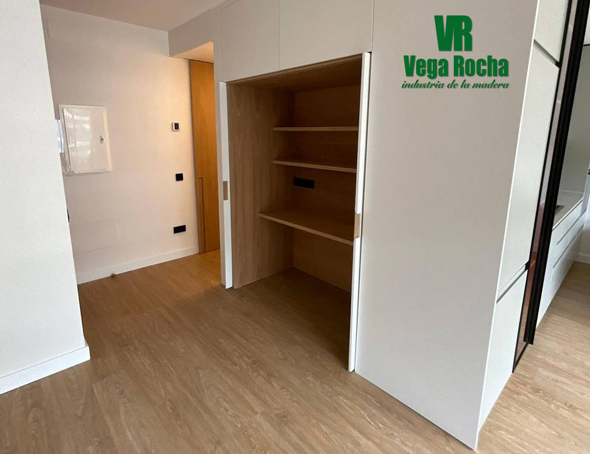 Escritorio con puertas escamoteables