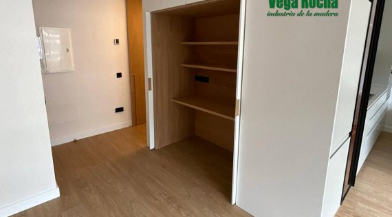 Escritorio con puertas escamoteables