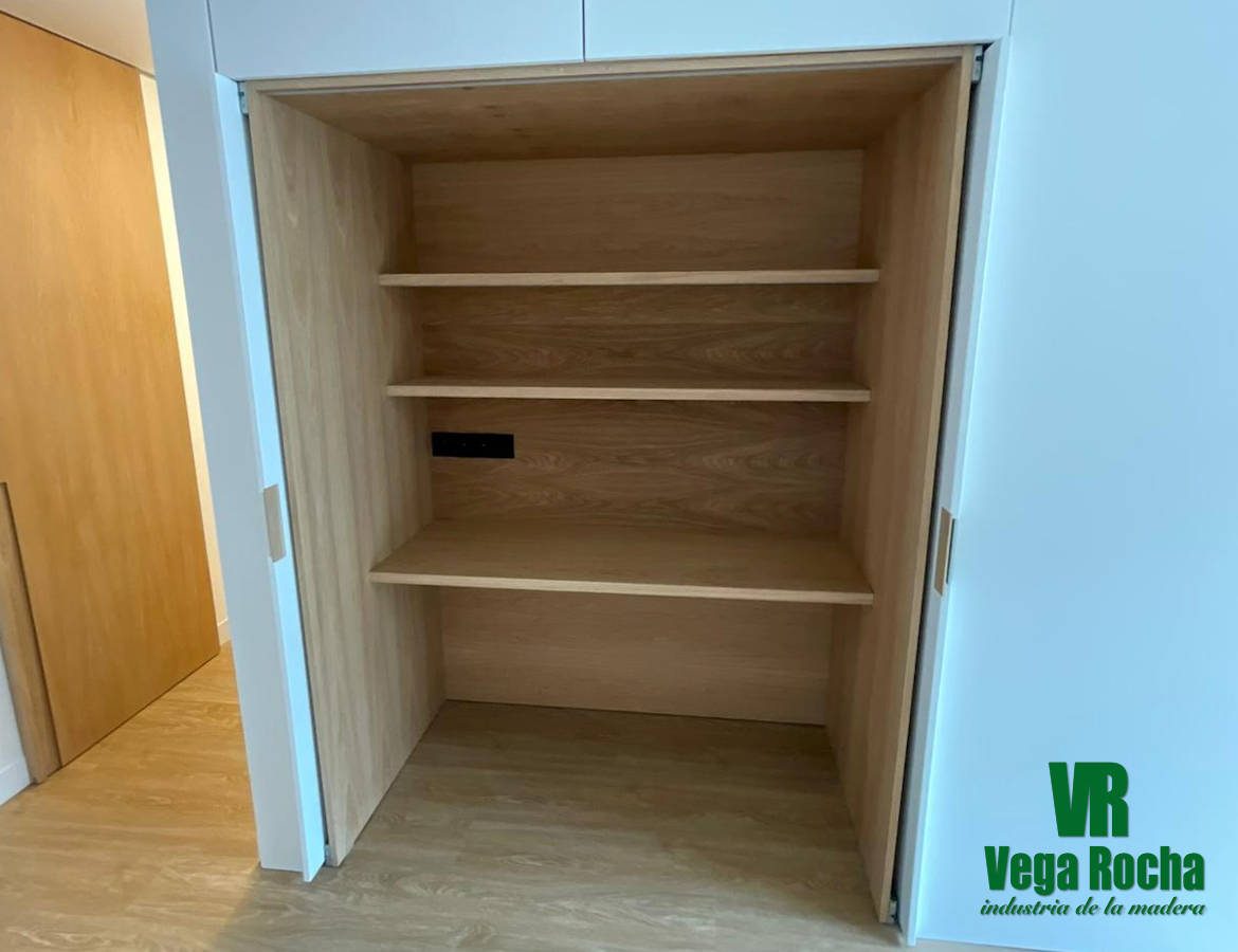Escritorio con puertas escamoteables